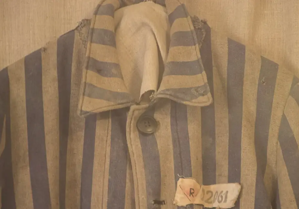 Tabu miesiączki w Auschwitz: Jak kobiety walczyły o godność?