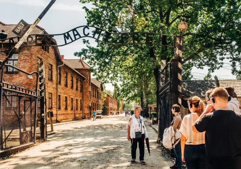 Jak ubrać się do Auschwitz, by szanować pamięć i czuć komfort?