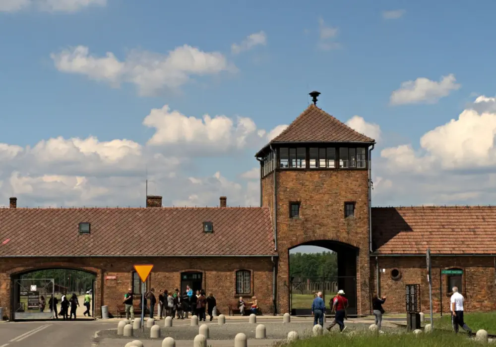 Brama Śmierci - jak wyglądało wejście do Auschwitz?