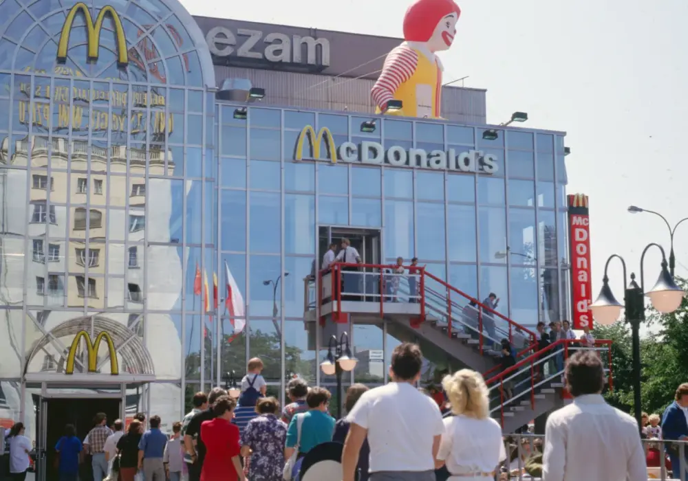 Pierwszy w Polsce McDonald's – jak otwarcie zmieniło kraj