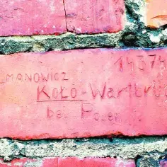 Jak powstawały napisy na ścianach baraków w Auschwitz? Tajne przekazy więźniów