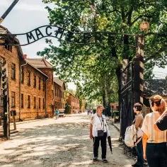 Jak ubrać się do Auschwitz, by szanować pamięć i czuć komfort?