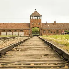 Jak dojechać z Krakowa do Auschwitz - najlepsze opcje transportu i porady