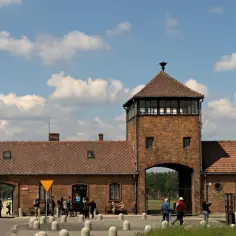Brama Śmierci - jak wyglądało wejście do Auschwitz?