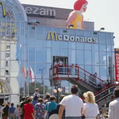Pierwszy w Polsce McDonald's – jak otwarcie zmieniło kraj