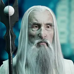 Portret Sarumana, granego przez Christophera Lee, z jego charakterystyczną białą brodą i laską. Jego filmy to klasyka fantasy.