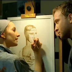Kobieta maluje portret, mężczyzna patrzy. Scena z jednego z **juliusz machulski filmów**.