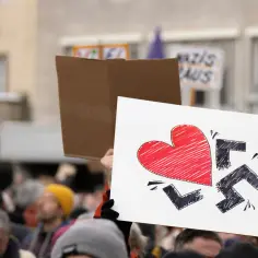 Poznaj zakazane znaki nazistowskie, które wstrząsnęły światem