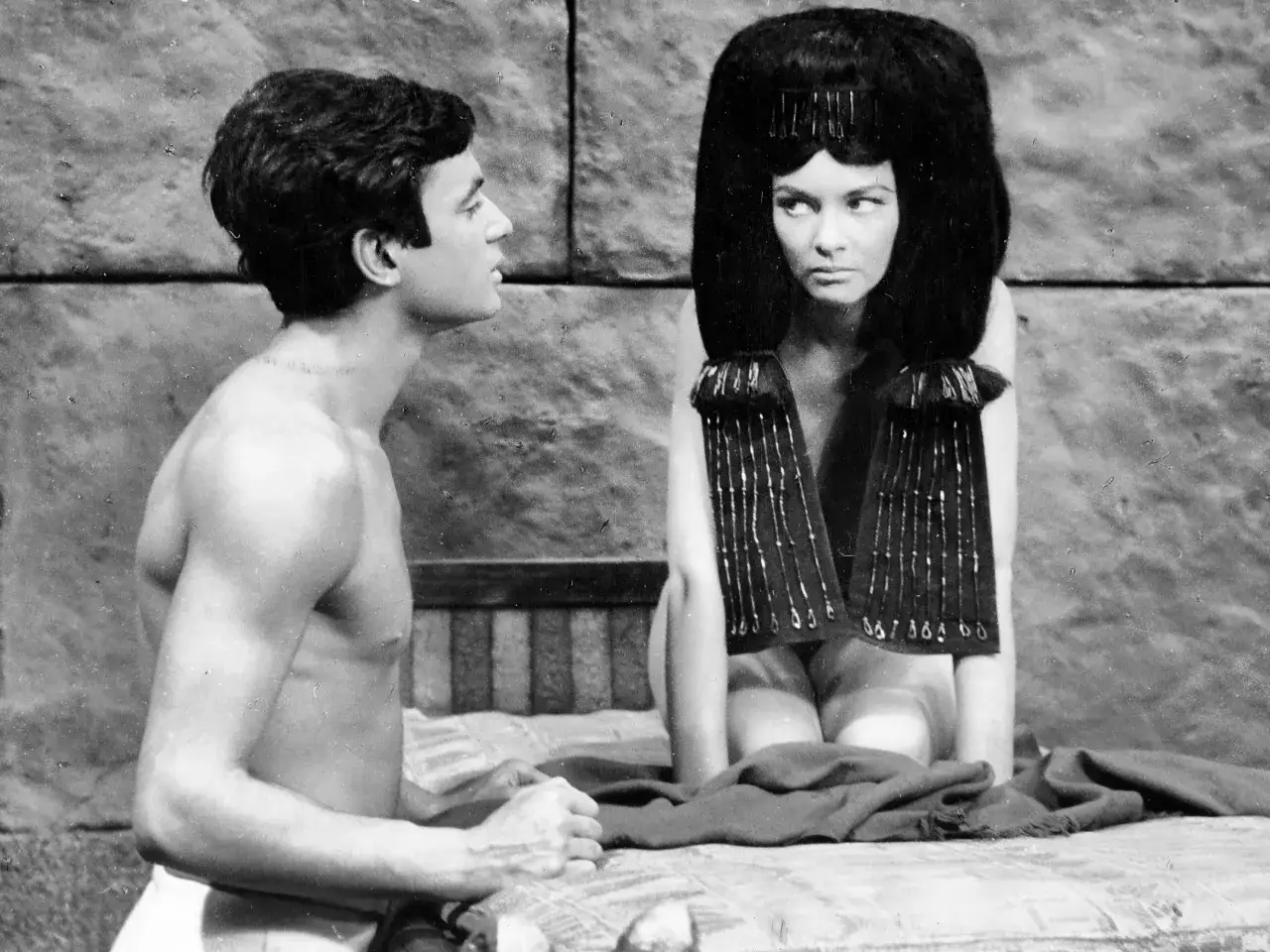 Barbara Brylska w roli Kleopatry, uosobienia faraona, w scenie z młodym mężczyzną.
