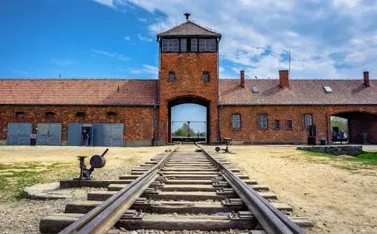 Zdjęcie Ile km z Krakowa do Auschwitz? Sprawdź, jak łatwo dojechać