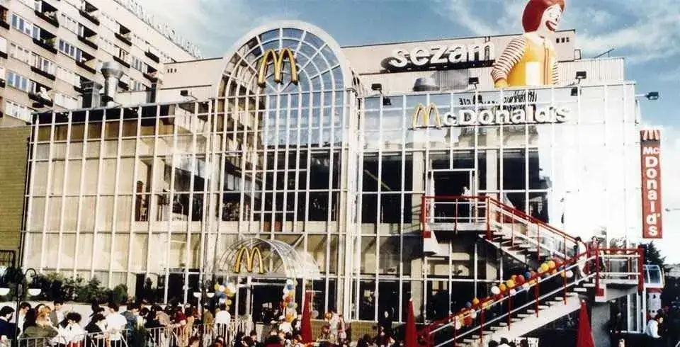 Zdjęcie Pierwszy w Polsce McDonald's – jak otwarcie zmieniło kraj