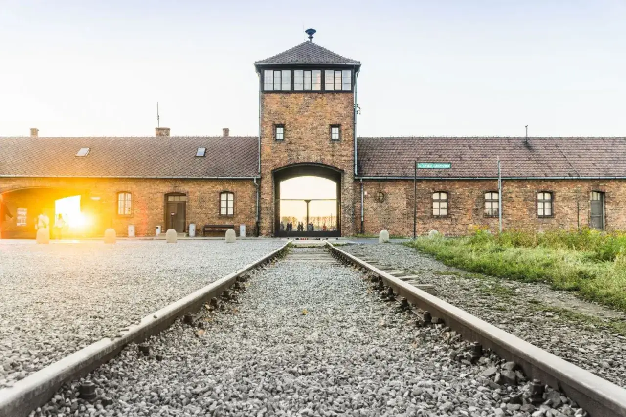 Zdjęcie Kiedy powstał Auschwitz-Birkenau? Historia, która wstrząsa światem