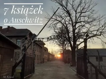 Brama obozu Auschwitz-Birkenau. W tle wschód słońca i budynki. Tekst: "7 książek o Auschwitz". Każda literatka przypomina o historii.