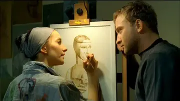 Kobieta maluje portret, mężczyzna patrzy. Scena z jednego z **juliusz machulski filmów**.