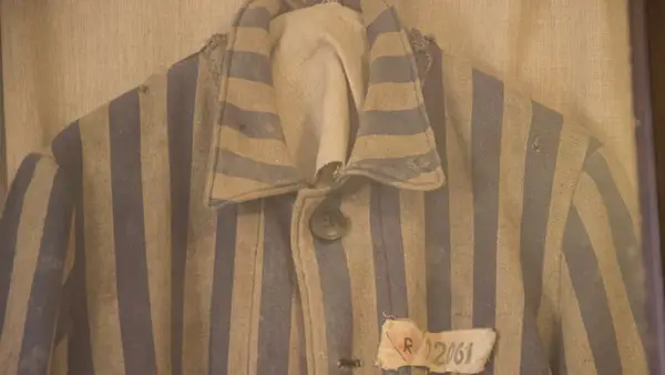 Tabu miesiączki w Auschwitz: Jak kobiety walczyły o godność?