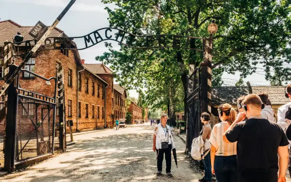 Jak ubrać się do Auschwitz, by szanować pamięć i czuć komfort?