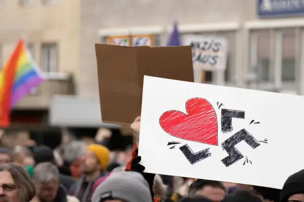 Poznaj zakazane znaki nazistowskie, które wstrząsnęły światem